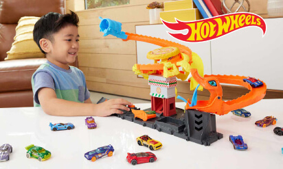 Criança a brincar com pista da Hot Wheels 
